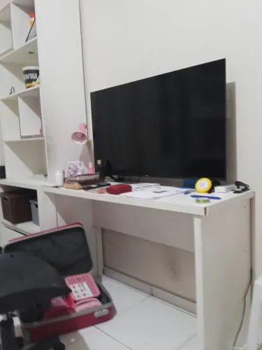 VENDO TELEVISÃO E MESA *