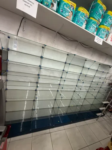 Vendo montagem em vidro de uma farmácia inteira
