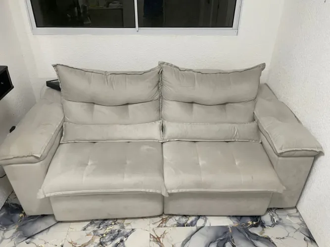 Sofá retrátil e reclinável que vira cama, com baú traseiro para armazenamento. 