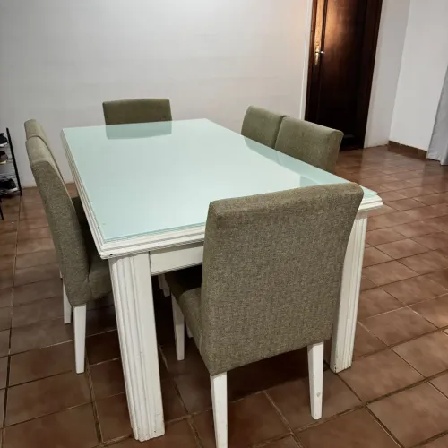 Mesa video com 6 cadeiras estofadas
