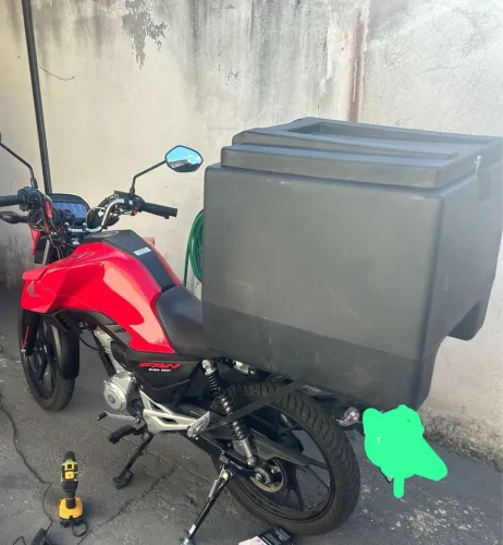 Vende-se Bau 135 litros com suporte e descanso para moto