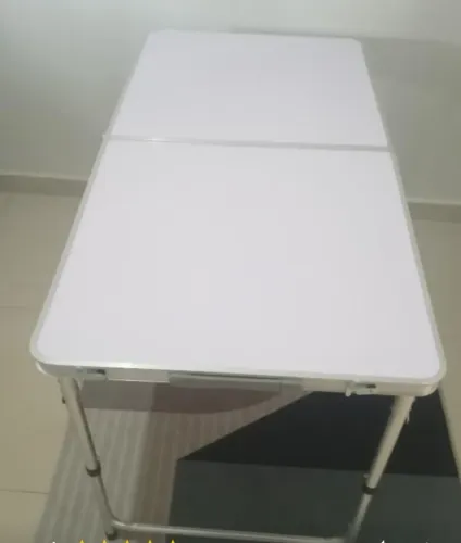 Mesa dobrável com estrutura em alumínio 