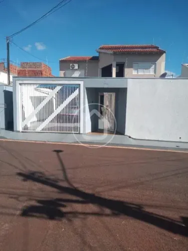 SOBRADO COM 3 DORMITÓRIOS E GARAGEM COBERTA