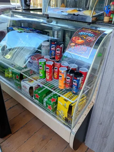 Balcão expositor "seco", ou seja; não refrigera, em aquece.