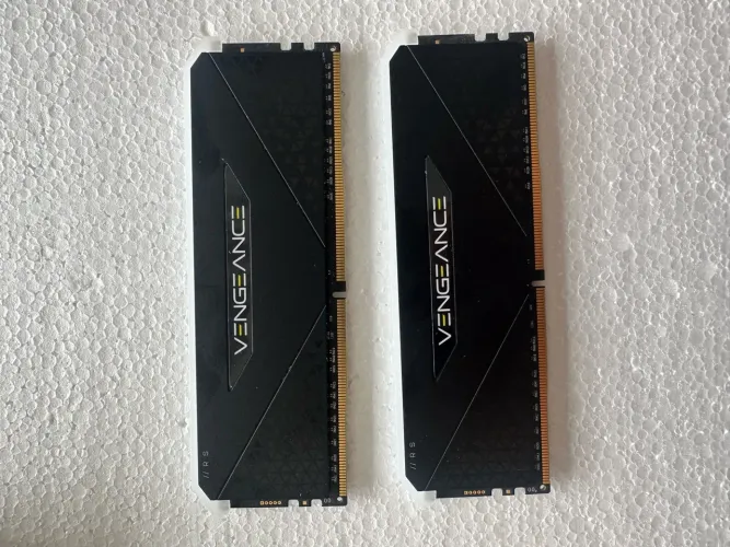 Memória RAM Corsair Vengeance RGB 32gb (2 pentes de 16)