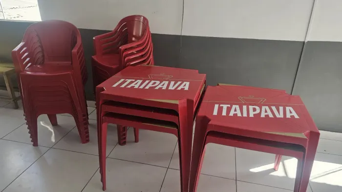 Mesas e cadeiras