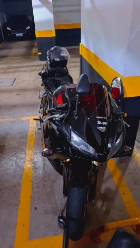 Moto de pouco uso de garagem