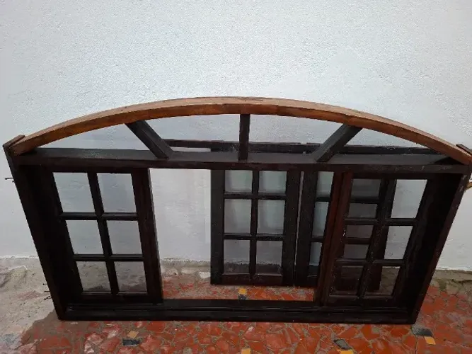 Janela madeira colonial,completa com os vidros zap.11.9.8628.5897