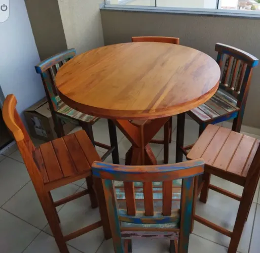 Mesa de madeira peroba com 6 cadeiras.