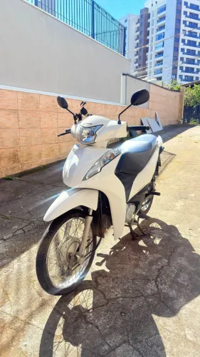 Honda Biz 110i, ano/modelo 2023, em estado de zero quilômetro, com apenas 19 km rodados.