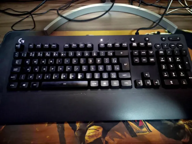 (APENAS TROCAS) Teclado Logitech G213