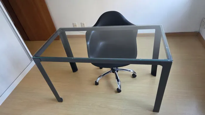 Mesa de Trabalho, tampo de vidro, escrivaninha - 1,20 x 0,60 x 0,72
