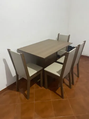 Mesa de Jantar com 4 Cadeiras - Perfeito Estado!