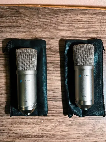 2 Microfones de estúdio - podcast - música - microfone condensador