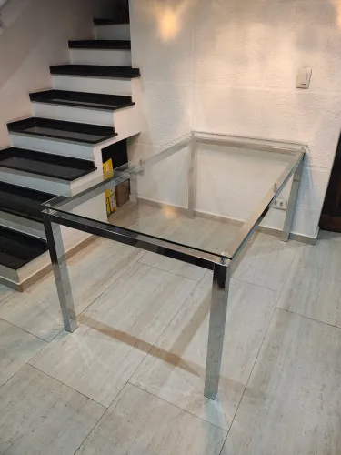 MESA JANTAR 1.60 X 0.90, TAMPO VIDRO 10MM, BASE CROMADA.