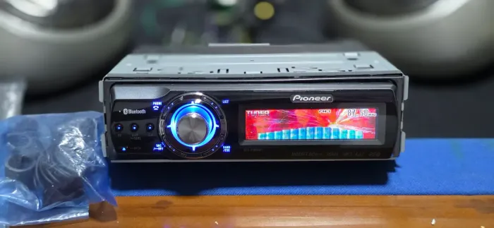 Toca CD Pioneer DEH-P9880BT.