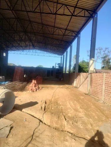 Barracão em fase de construção na região de São José dos Pinhais.