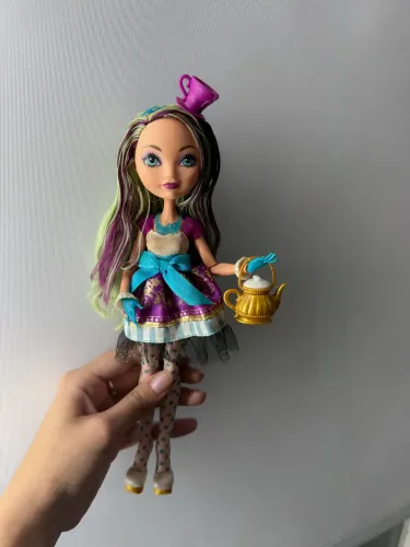 Madeline Hatter (Maddie) da linha Ever After High