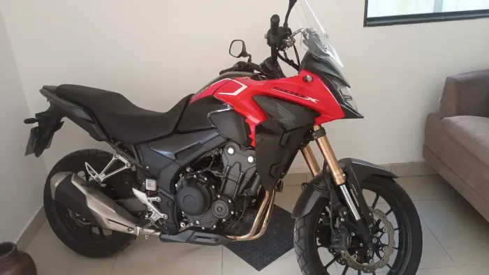 A moto se encontra super nova com 1.449 km. Não uso muito a moto. 