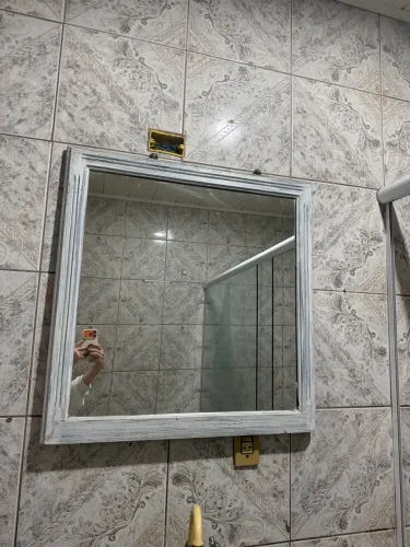 ESPELHO COM MOLDURA BRANCA À VENDA