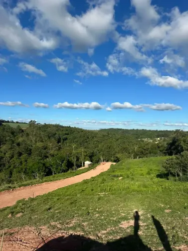 Viva em um condomínio que respira natureza Terreno amplo em Ibiúna-SP