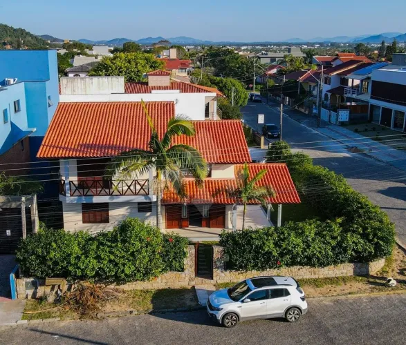 Casa com 4 quartos, 1 suíte, Bairro Centro, Garopaba/SC