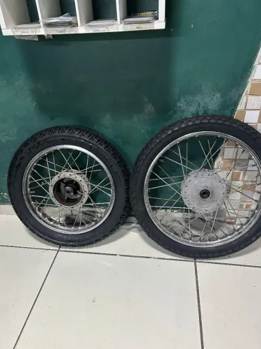 Par de calhas, pneus e cama novos pop 100
