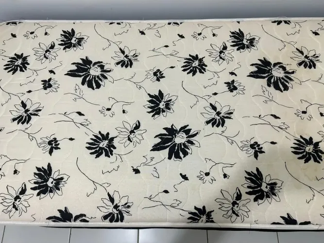Cama com base de solteiro