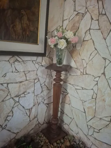 Pedestal (ou coluna) 1,10 mtrs de madeira torneada com topo e base.