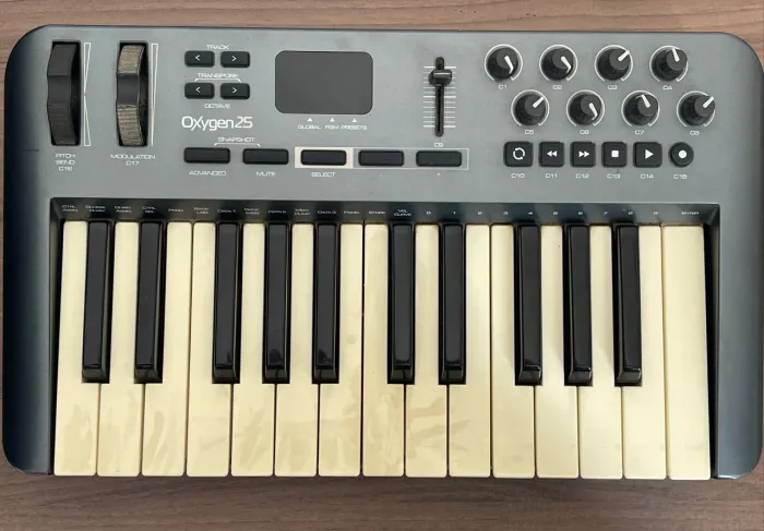 Teclado Controlador MIDI M-Audio Oxygen 25 (Ideal p/ Produção e Home Studio)