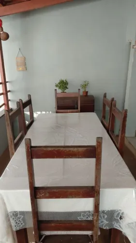 Mesa de madeira com 6 lugares