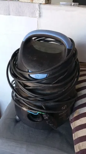 vende-se um aspirador de pó e água filtro lavável