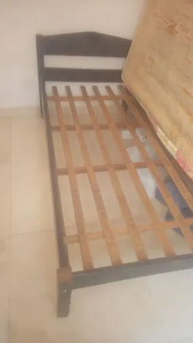 Vendo uma cama de solteiro madeira pura