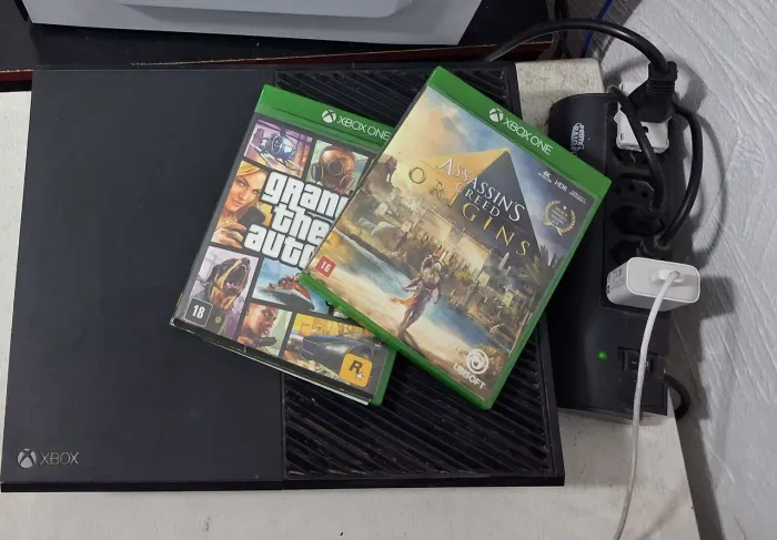 Xbox one 1 Tb com 2 jogos (controle com LB defeituoso)