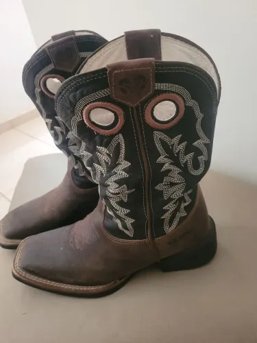 Bota em couro