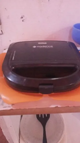 Vendo geladeira e sanduicheira