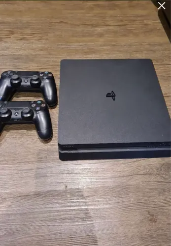 PlayStation 4 slim 1Tb com 2 controles novos