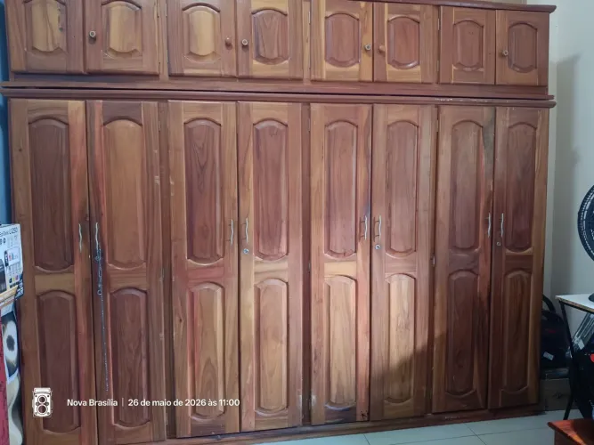 Guarda-roupa grande de madeira de lei