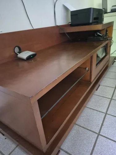 Rack de Tv em madeira com gavetão e divisórias de 1,84 m por 54 cm por 350,00, semi-novo