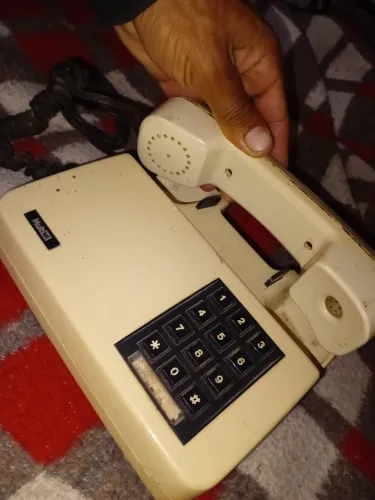 Antigo telefone de fio no estado das fotos sem teste decoração 