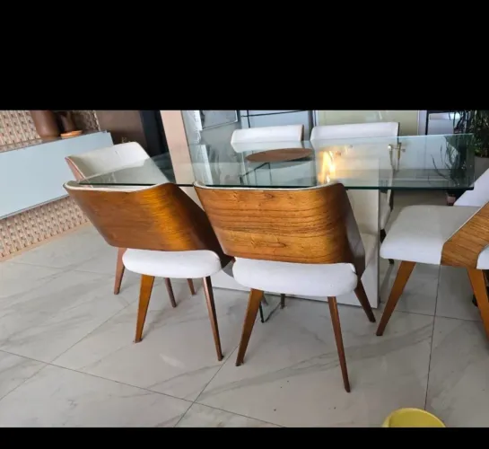 Mesa com tampo vidro temperado e base laqueada