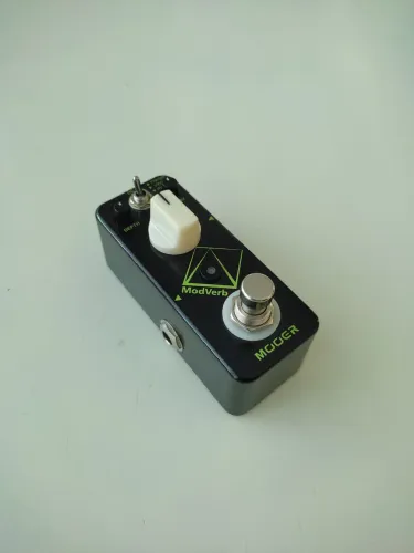 Mooer ModVerb - pedal de modulação