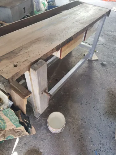 Mesa bancada com morsa