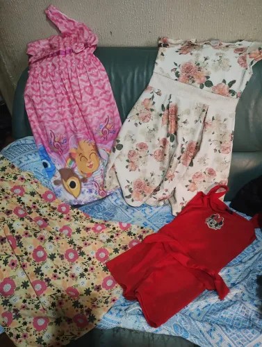 Lote de 3 vestidos e um marcação menina serve 8 anos