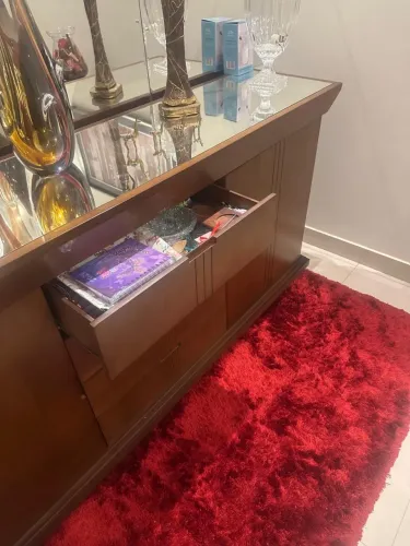Conjunto de mesa, cadeiras e armário para sala de jantar 
