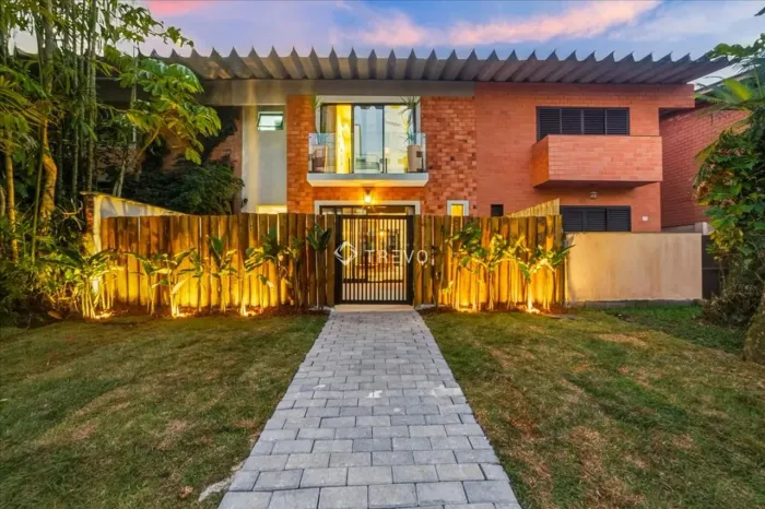 CASA EM VILLAGIO PÉ NA AREIA À VENDA, 4 DORM, 5 WC, 2 VAGAS EM BERTIOGA/SP