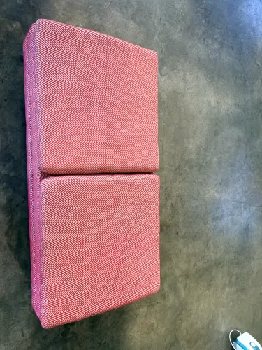 Pufe Recamié Longo em Padrão Chevron (Espinha de Peixe) Vermelho e Branco