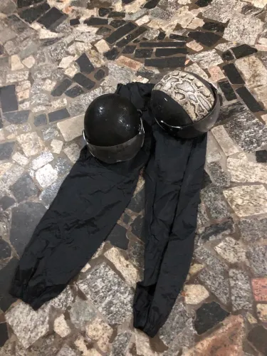 Capacetes femininos e calça de chuva