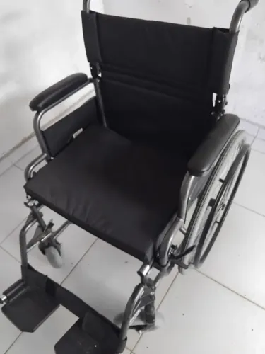 Vendo cadeira de rodas e cadeira de banho
