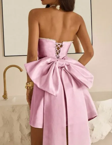 Vestido de cetim rosa com laço grande